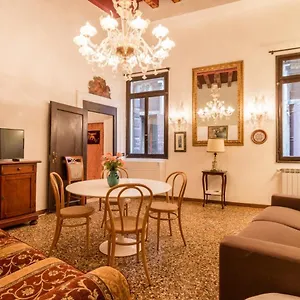 Appartamento Fenice Backstage Over Canal, Venezia